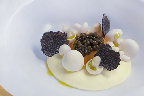 Parmentier de patata, con huevo, setas, trufa y caviar