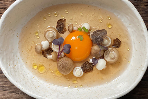 Caldo de pollo y setas con trufa y yema de huevo